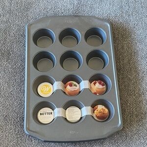 Wilton Charcoal 12-Cup Muffin Pan